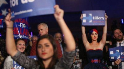Hillary Clinton apost� a Katy Perry para su campa�a en Iowa
