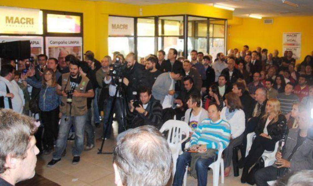 �Conferencia de prensa o acto militante?