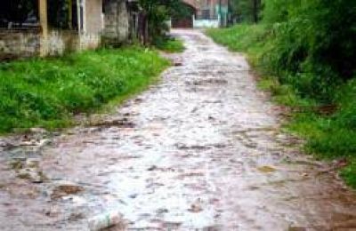 Cloacas reventadas y falta de obras en la Chacra 192