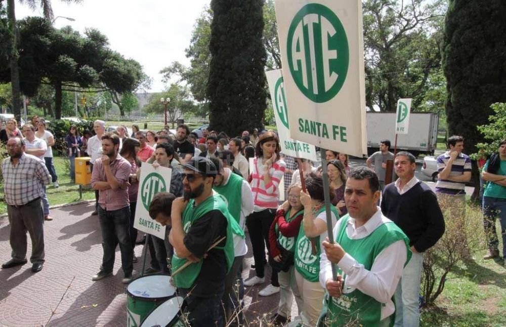 Los agentes del Ministerio de Educaci�n realizaron un paro
