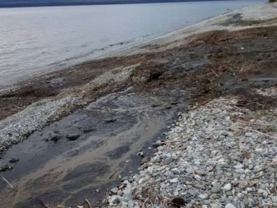 Otro derrame de residuos cloacales en el lago