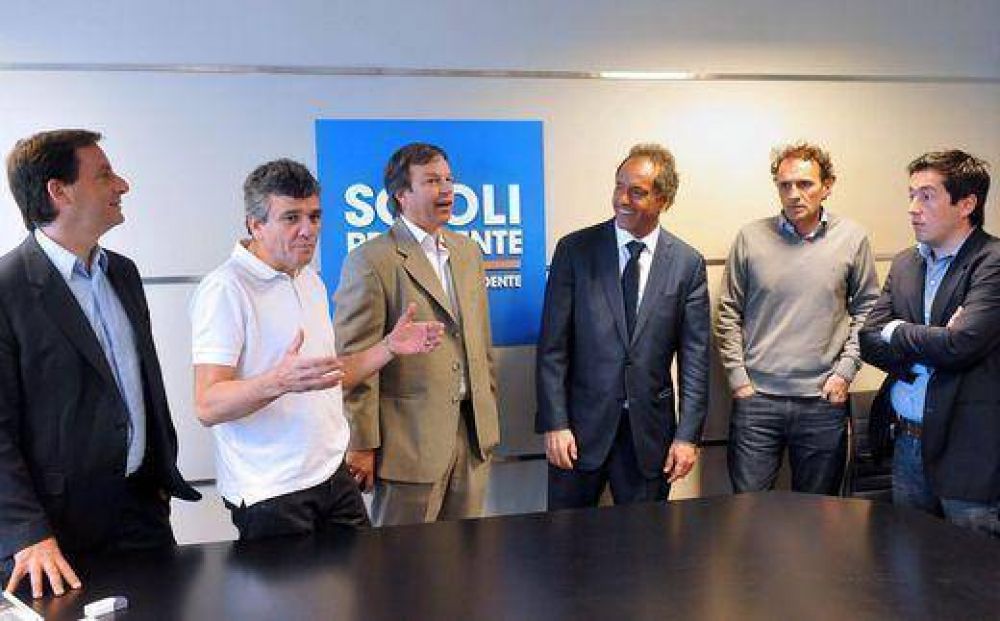 Scioli se mostr� con los nuevos intendentes del PJ