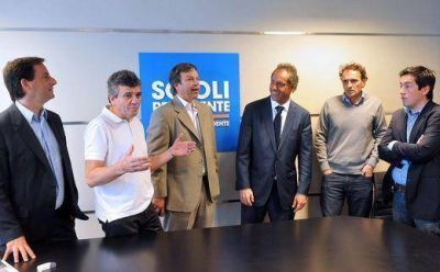 Scioli se mostr� con los nuevos intendentes del PJ