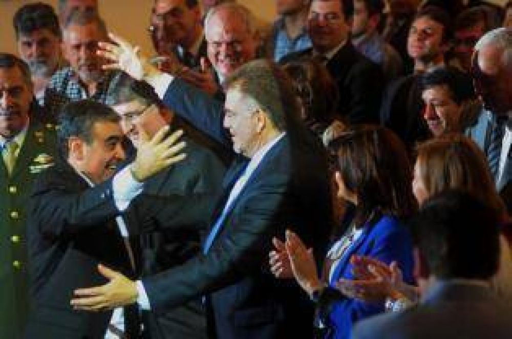 Alfaro asumi� y les envi� gui�os a Manzur y Scioli