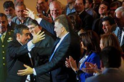 Alfaro asumi� y les envi� gui�os a Manzur y Scioli