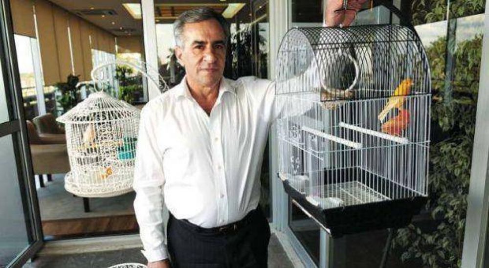 Operaci�n vaciamiento: Denuncian que Cariglino se lleva algo m�s que un souvenir