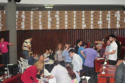 El escrutinio avanza a un ritmo esperado, sin peleas ni objeciones