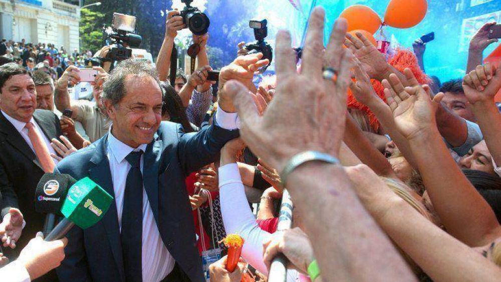 A pesar del veto de Cristina Kirchner, Daniel Scioli prometi� el 82% m�vil para los jubilados