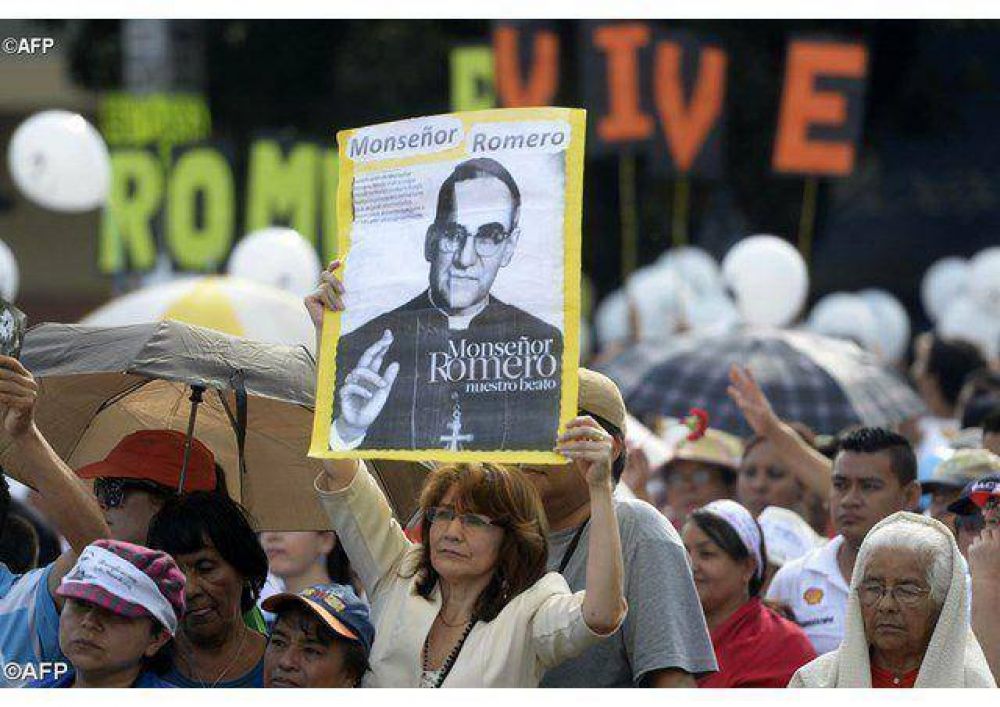 Fieles salvadoreños agradecen al Papa la beatificación de monseñor Romero
