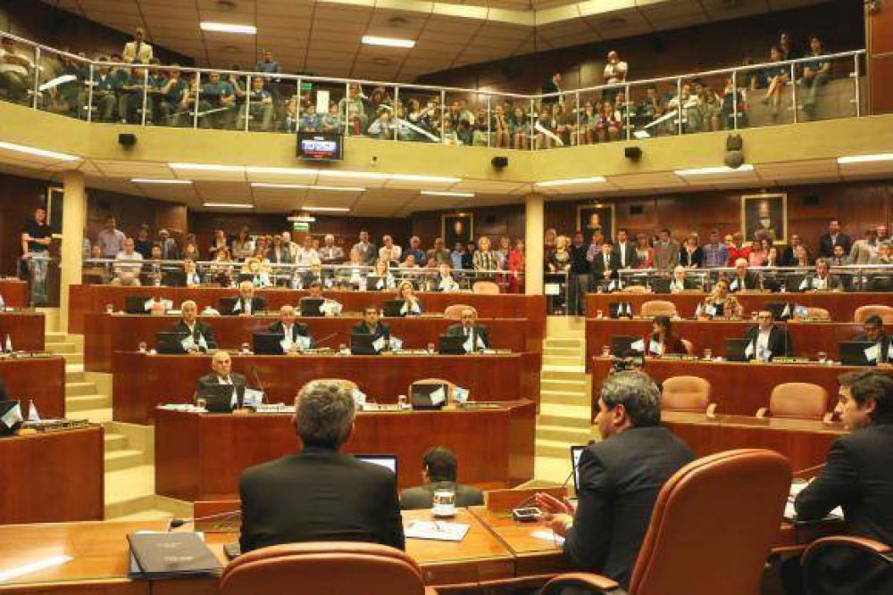 En una emotiva sesi�n, la C�mara de Diputados design� a cuatro nuevos jueces