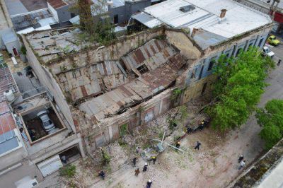 Impresionante derrumbe de edificio c�ntrico: cay� sobre cinco autos