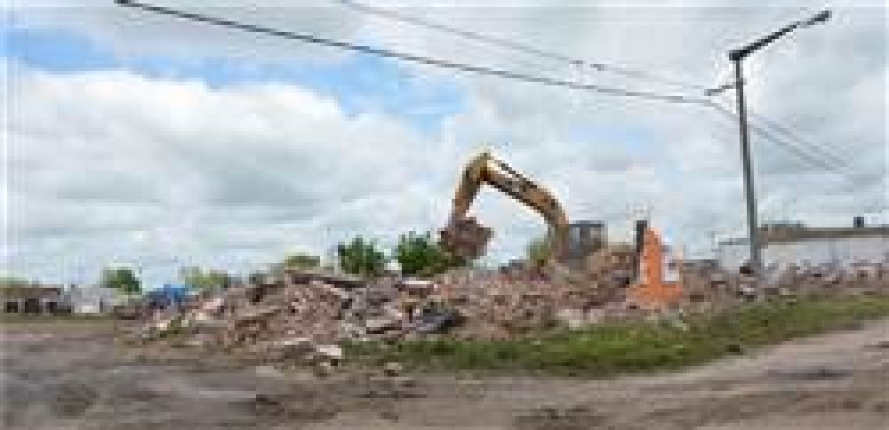 Se demoli� el ex frigor�fico de Guinea en Barrio Colombo