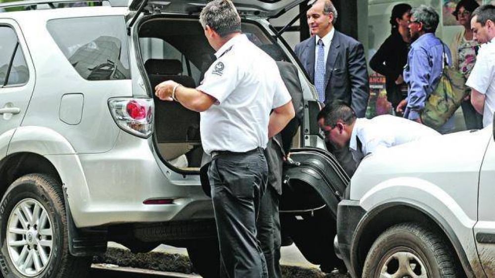El efectivo de la Legislatura pasea en valijas por la ciudad