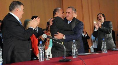 Manzur tom� juramento a intendentes electos del interior 