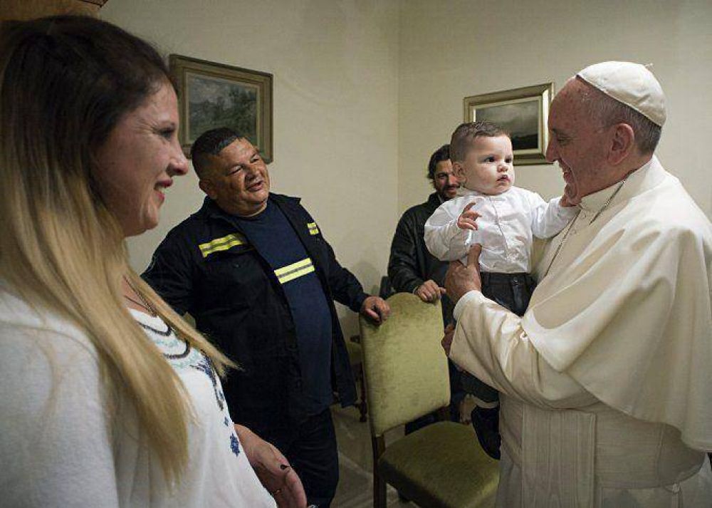 En otro gran gesto, el Papa Francisco bautizó al hijo de su amigo cartonero