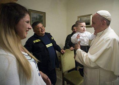 En otro gran gesto, el Papa Francisco bautiz� al hijo de su amigo cartonero