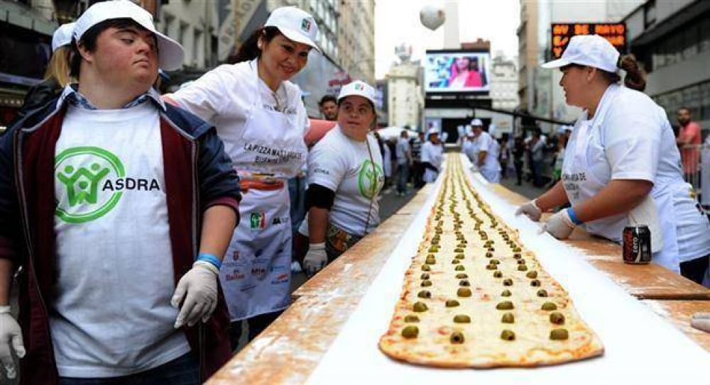 En el centro, una pizza 