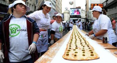 En el centro, una pizza 