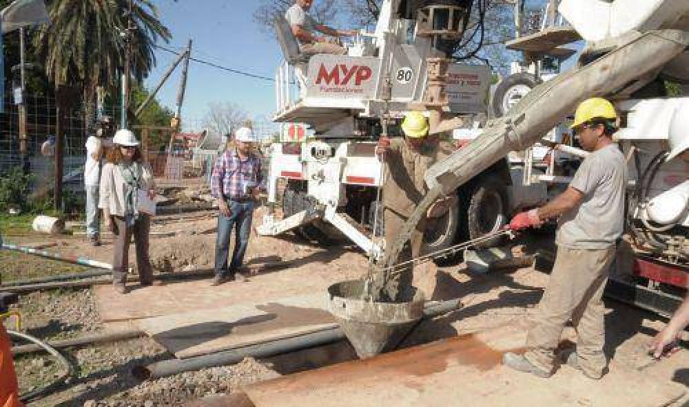 Contin�an los trabajos en el bajo v�as de Bernal
