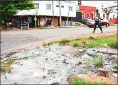 L�quidos cloacales provocan olores nauseabundos y los vecinos exigen una soluci�n urgente
