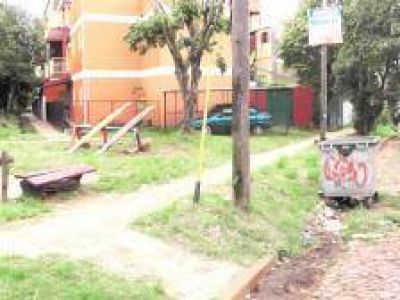 Basura y desidia en una plaza para ni�os