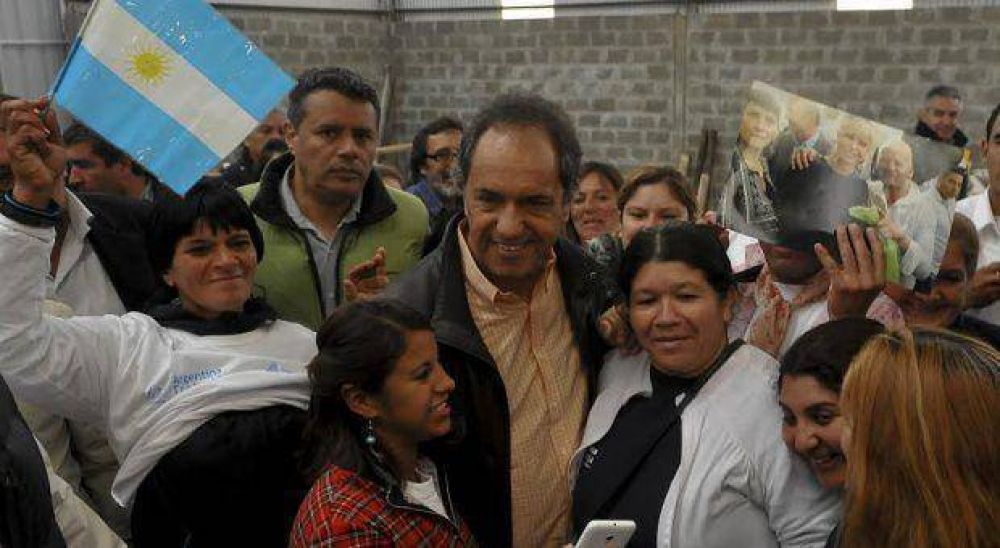 Scioli llev� la campa�a a la primera secci�n y prometi� continuar con la �agenda del desarrollo�