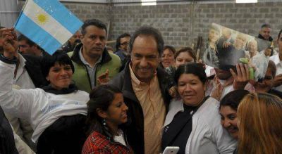 Scioli llev� la campa�a a la primera secci�n y prometi� continuar con la �agenda del desarrollo�