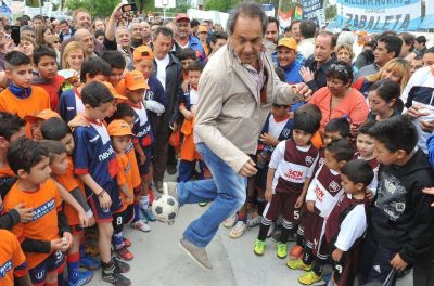Scioli sale con los tapones de punta a plantear que compite contra 
