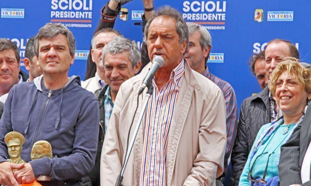 Zabaleta recorri� William Morris junto a Daniel Scioli