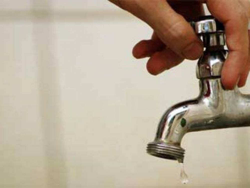 Vecinos de Bernal Oeste denunciaron problemas en el servicio de agua