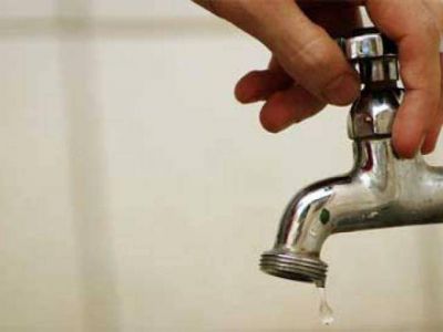 Vecinos de Bernal Oeste denunciaron problemas en el servicio de agua