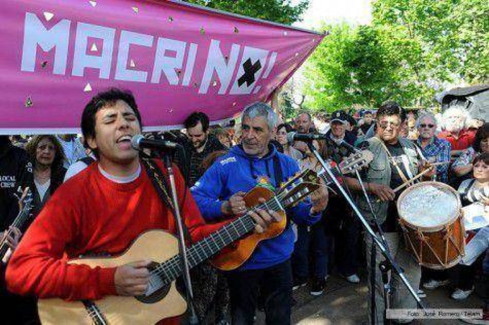 Coraz�n porte�o contra Macri