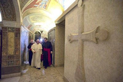 Francisco rez� en las Grutas Vaticanas ante los pont�fices que le precedieron