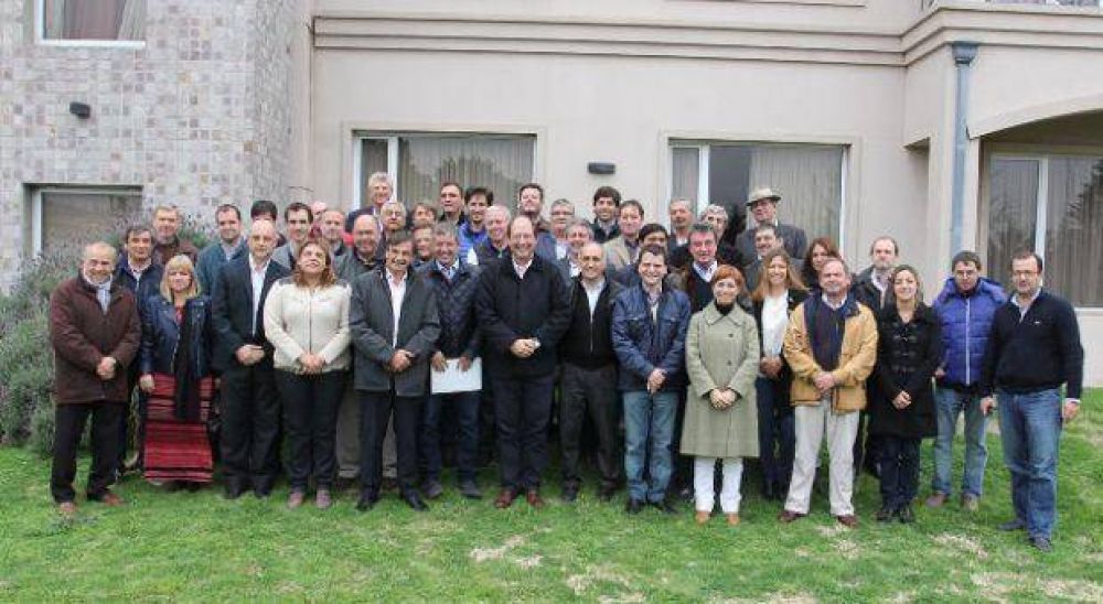 Sanz saca chapa en la provincia y re�ne con los 37 intendentes radicales electos