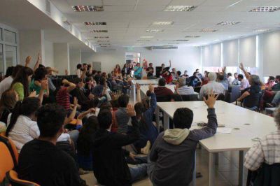 Bajo el lema �No nos da lo mismo�, grupos de la Universidad salieron a respaldar a Scioli