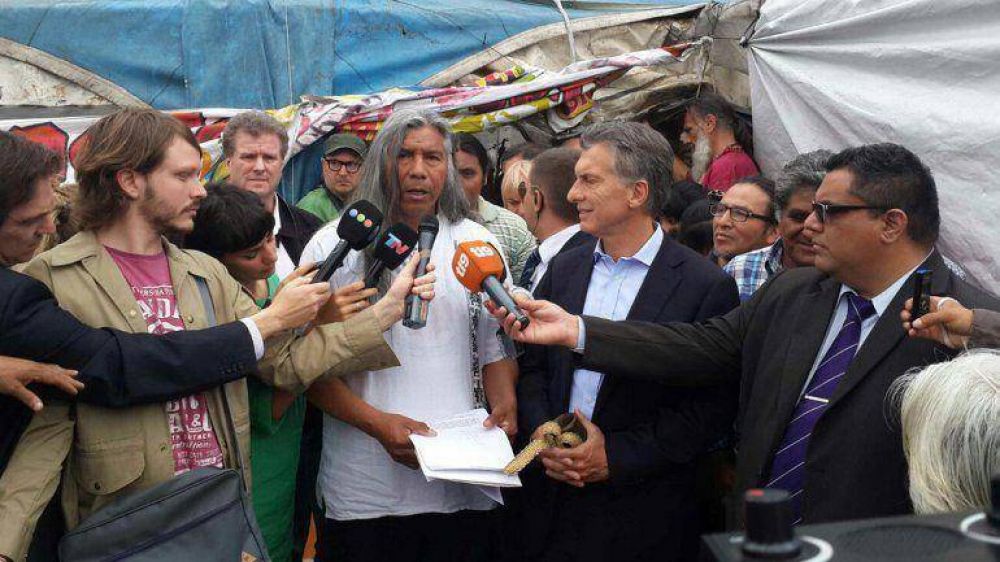 Mauricio Macri visita la carpa de la comunidad Qom y se rene con Flix Daz