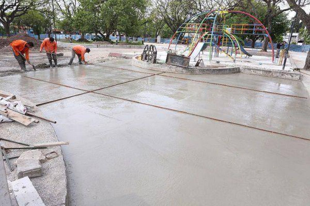 El Municipio avanza en la remodelaci�n de la Plaza Roca