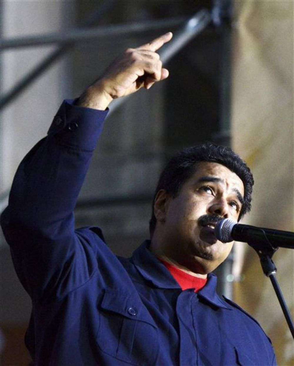 Abajo en los sondeos, Maduro apela al miedo para vencer en las elecciones