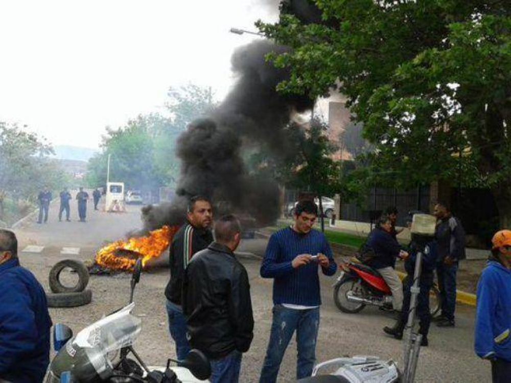 Tensi�n frente a la casa del gobernador mendocino: municipales reclamaron el pago de salarios con quema de gomas