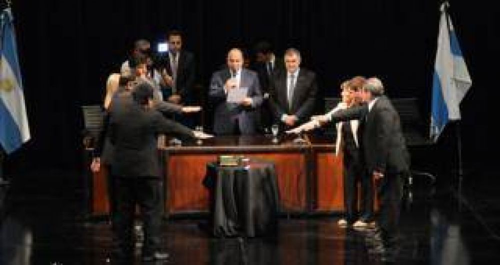 Manzur tom� juramento a los comisionados comunales