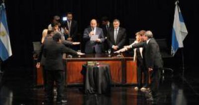 Manzur tom� juramento a los comisionados comunales