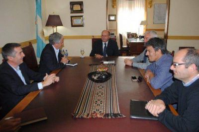 Primer encuentro en el marco de la transici�n entre Juan Alberto Gobbi y Javier Gast�n