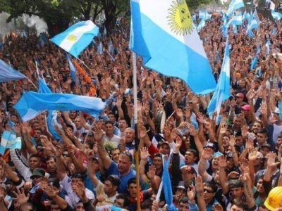 A la voz de �Macri y Moyano son la misma bosta�, la UOCRA cop� la Gobernaci�n para apoyar a Scioli