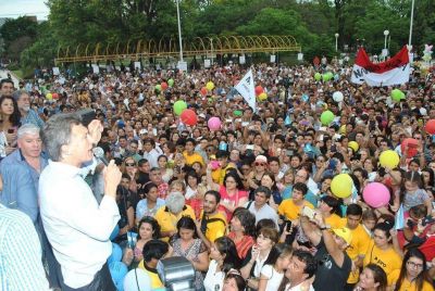 Miles de formose�os se autoconvocaron en la plaza para acompa�ar a Macri