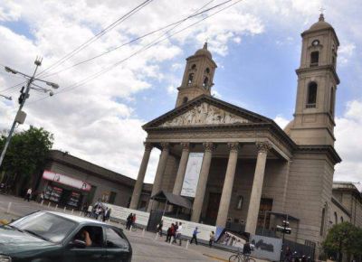Creen que el peso del atril fisur� las columnas de la Catedral