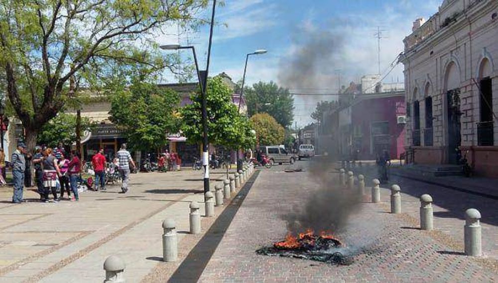 Contin�a la quema de cubiertas frente al municipio reclamando pagos adeudados a las Cooperativas de Trabajo