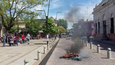 Contin�a la quema de cubiertas frente al municipio reclamando pagos adeudados a las Cooperativas de Trabajo