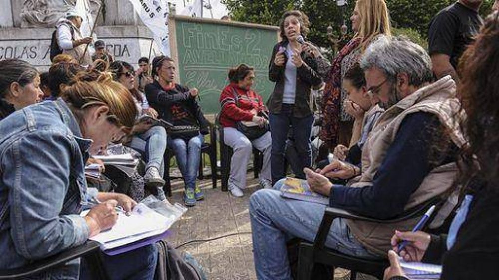 Docentes y estudiantes de Avellaneda pidieron la continuidad del Plan Fines