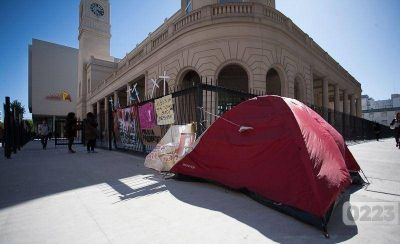 Quisieron sacarlas, pero siguen encadenadas y sumaron una carpa