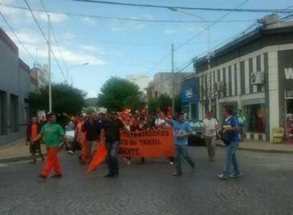 Movilizaci�n, quema de gomas y amplio acatamiento a la huelga municipal